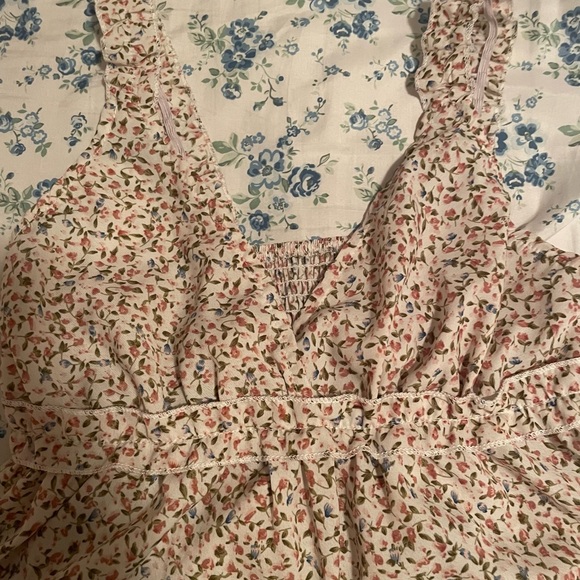 Chic Floral Ruffle Blouse - Picture 2 of 3